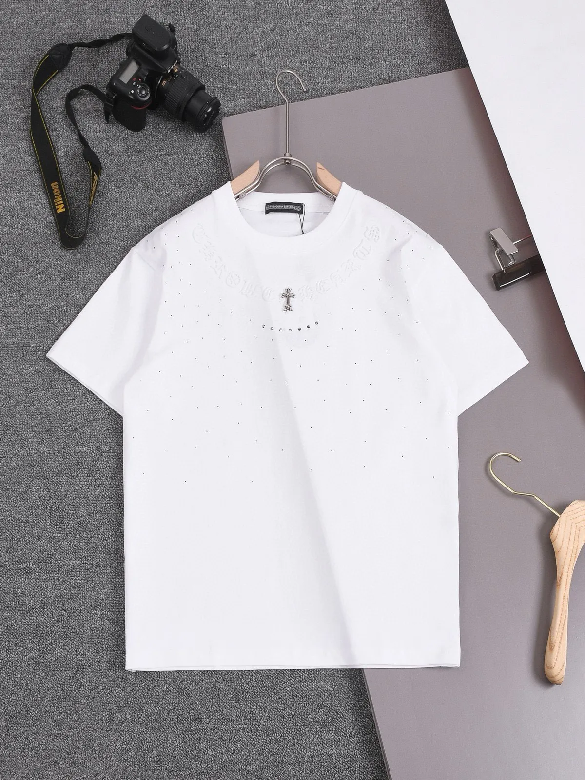 🅿️198 Chrome Hearts Select 280 grams of customized fabric [Top quality] Customized handmade hardware + concave and convex embossing + hot diamond embellishment process. Same style for men and women. Size: S M L XL XXL Color: black white